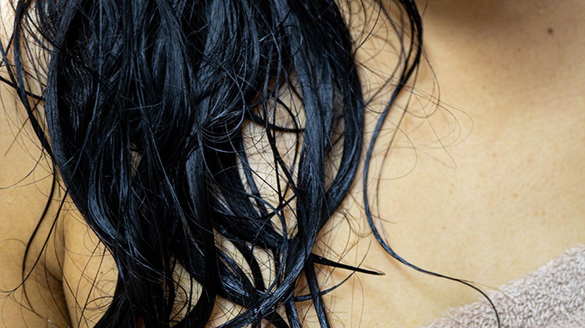 Il lavaggio aumenta la caduta capelli? Quando preoccuparsi